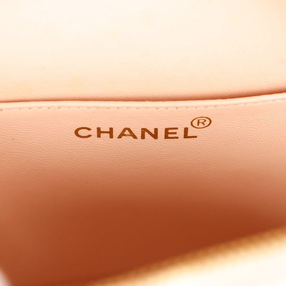 Vintage Chanel Round Vanity Bag Beige and Black Patent Leather Antique Gold Hardware - Image 9