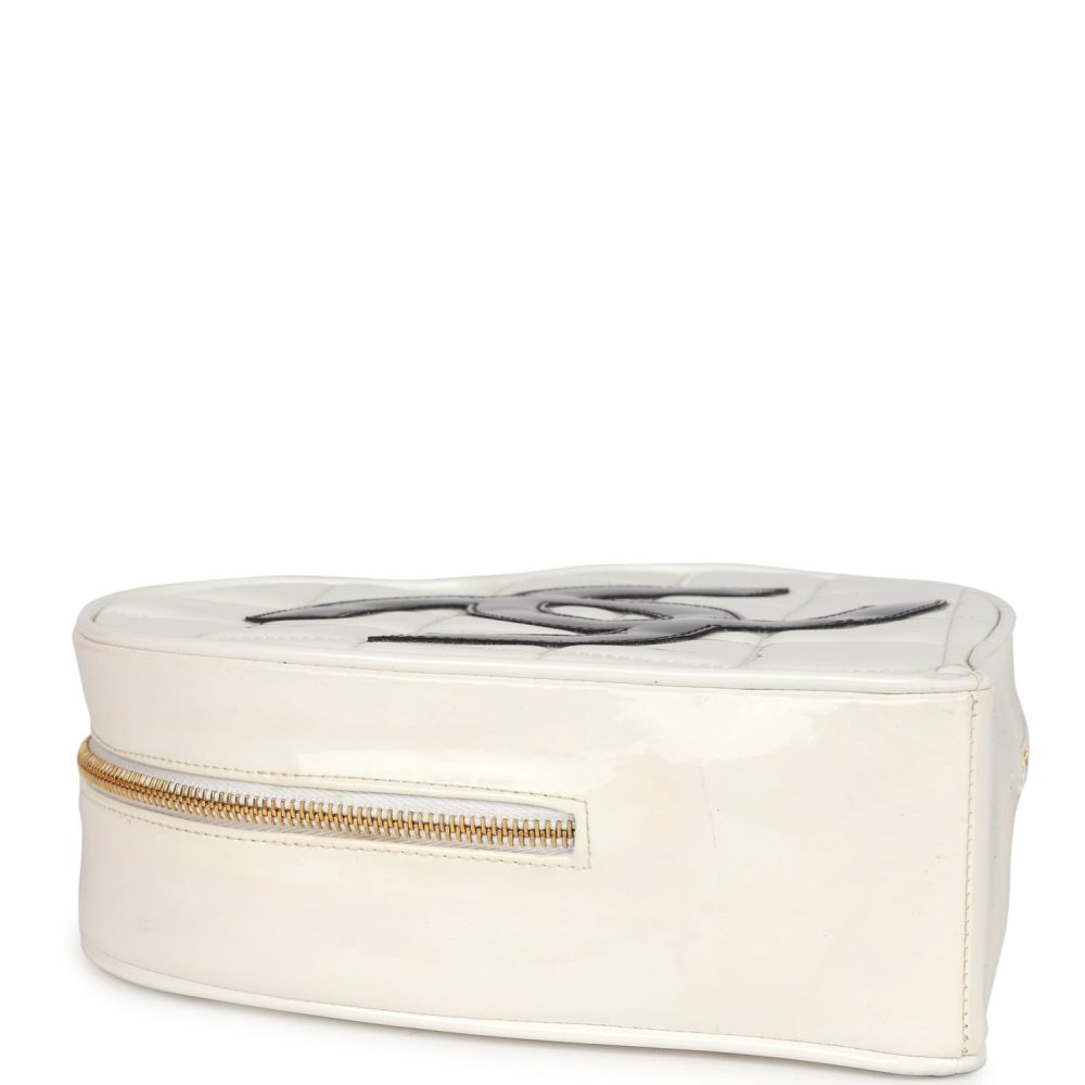 Vintage Chanel Heart Vanity Bag White and Black Patent Antique Gold Hardware - Image 6