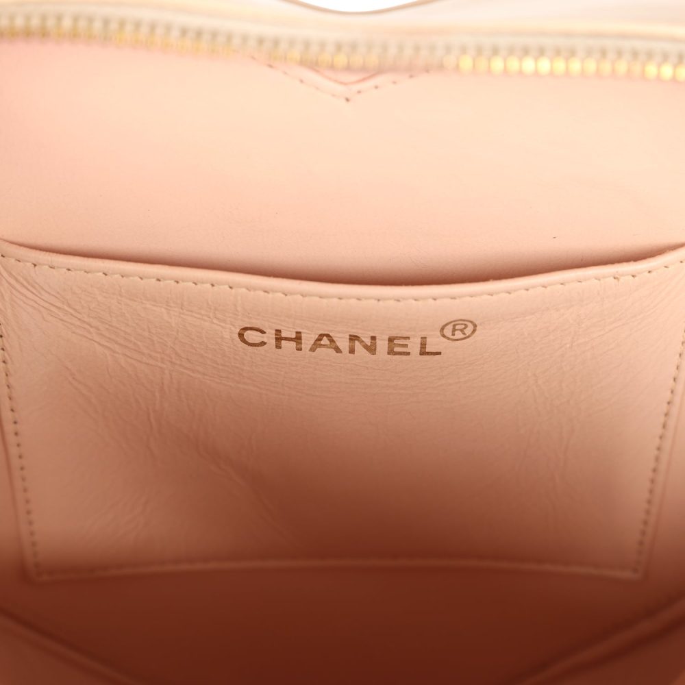 Vintage Chanel Heart Vanity Bag Beige and Black Patent Antique Gold Hardware - Image 9