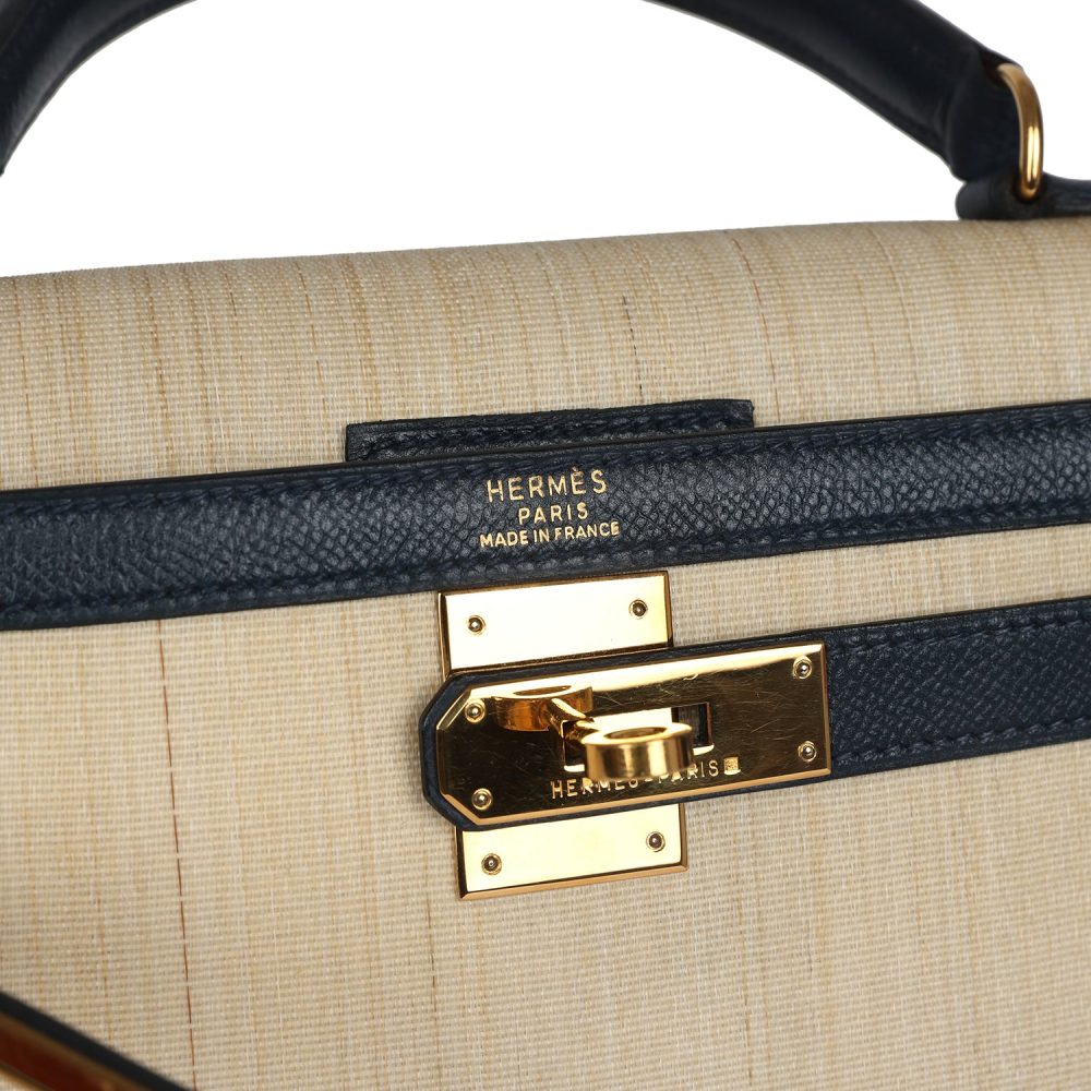 Vintage Hermes Kelly Sellier 28 Bleu Marine Courchevel and Ecru Crinoline Gold Hardware - Image 7