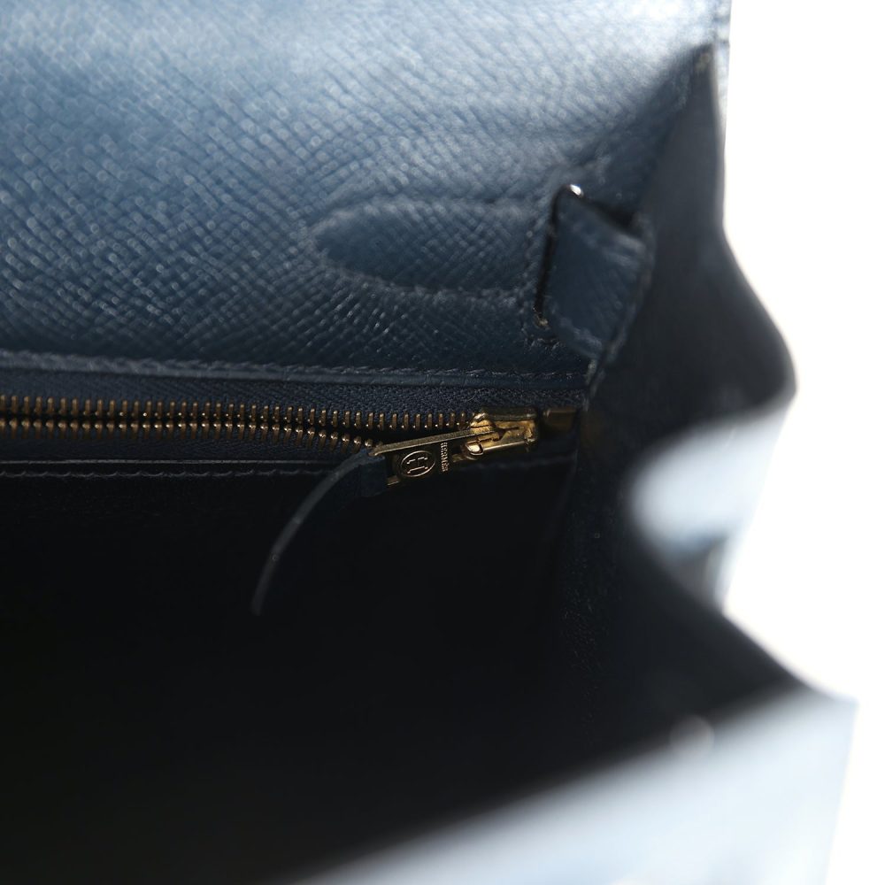 Vintage Hermes Kelly Sellier 28 Bleu Marine Courchevel and Ecru Crinoline Gold Hardware - Image 9